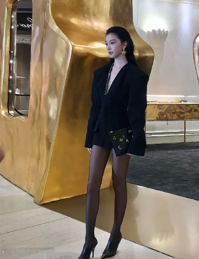 关晓彤看了都自愧不如，这腿应当是无人能敌​​​