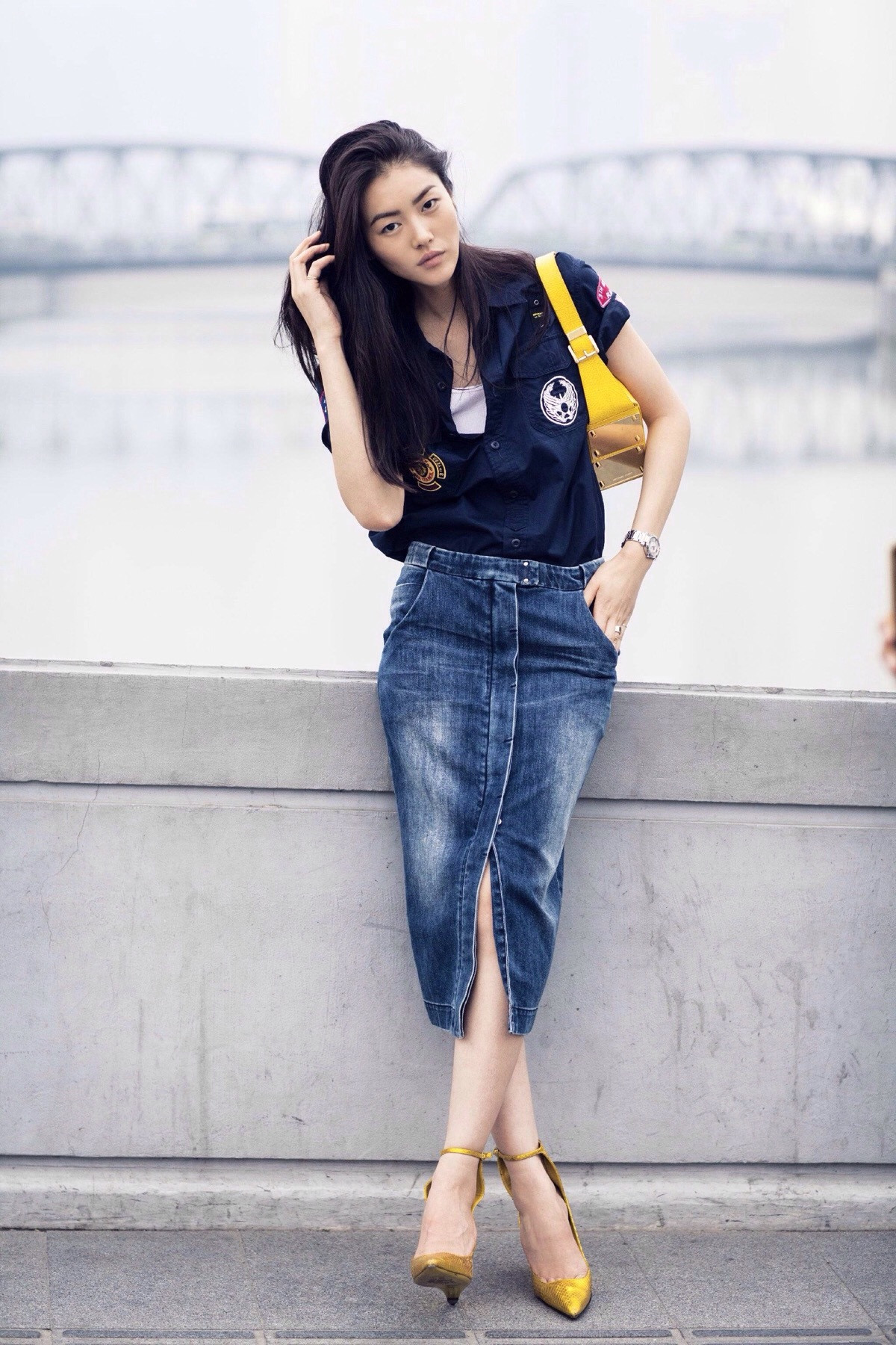 刘雯的腿好夸张活动现场生图直出，超模腿又细又直比例逆天，线条流畅无多余赘肉，简约