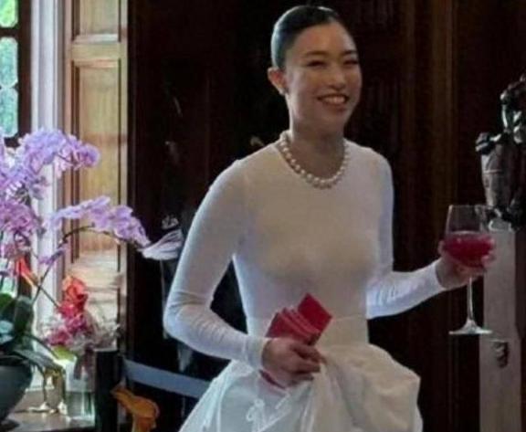 “百亿富三代”霍启仁举办订婚宴，未婚妻手握红包笑得开心，泰国女友模特出身，富家女