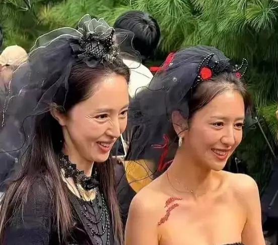 都是历经沧桑的大娘了！