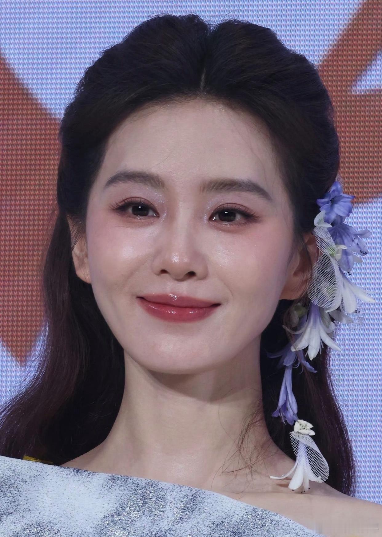 1.刘诗诗随着年龄增长，眼部肌肉松弛的问题越来越突出，化妆师却给她叠了好几层双眼
