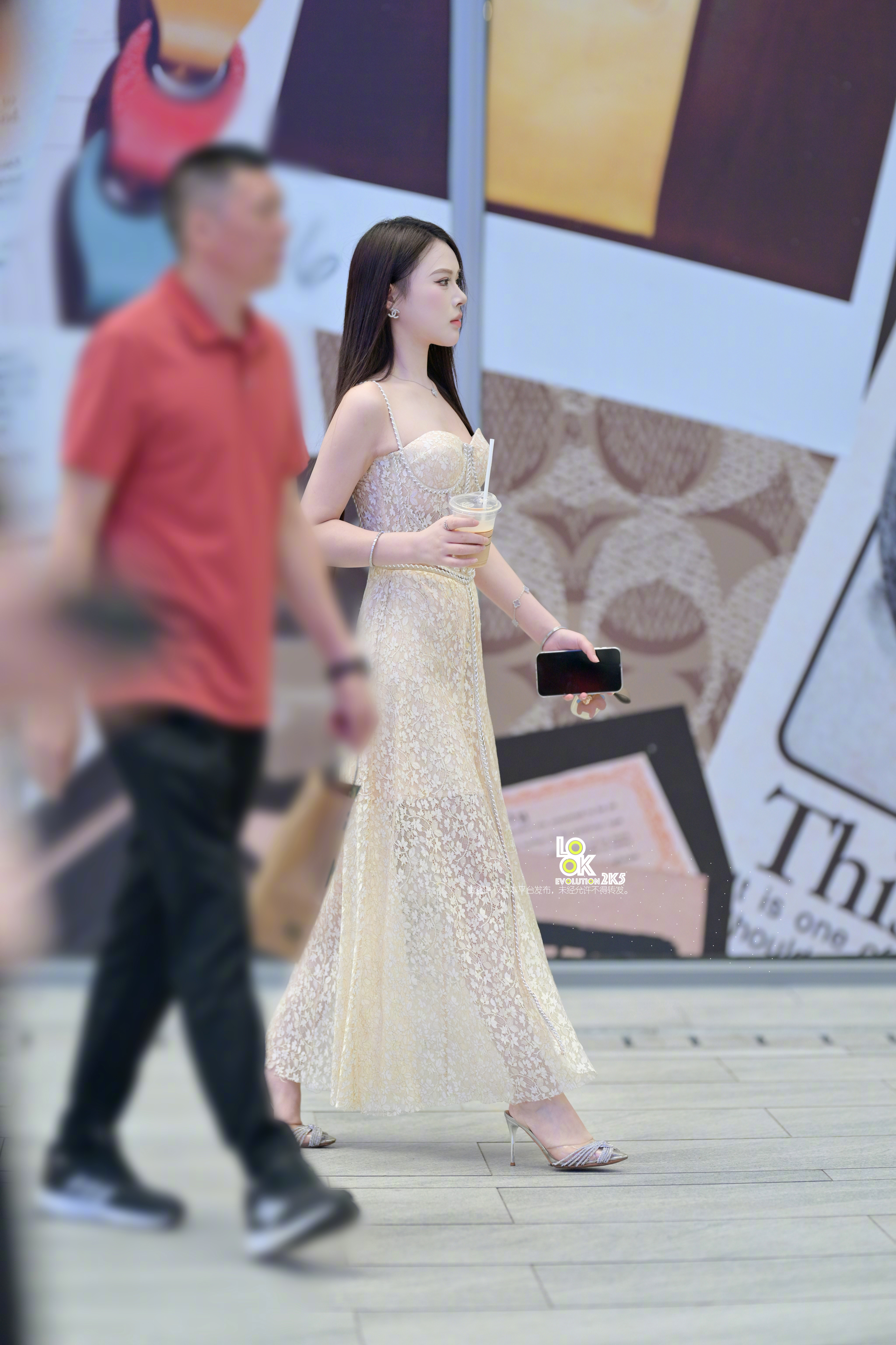 小姐姐应该是参加什么重要活动吧?