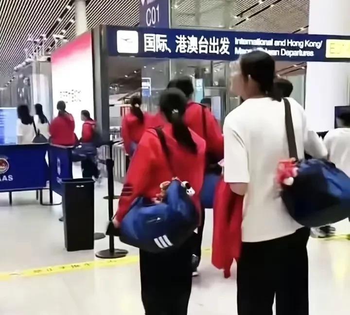 王奥芊不打U19世锦赛，杨舒茗随袁志参赛！世联赛香港站才结束，赵勇带着女排姑娘们