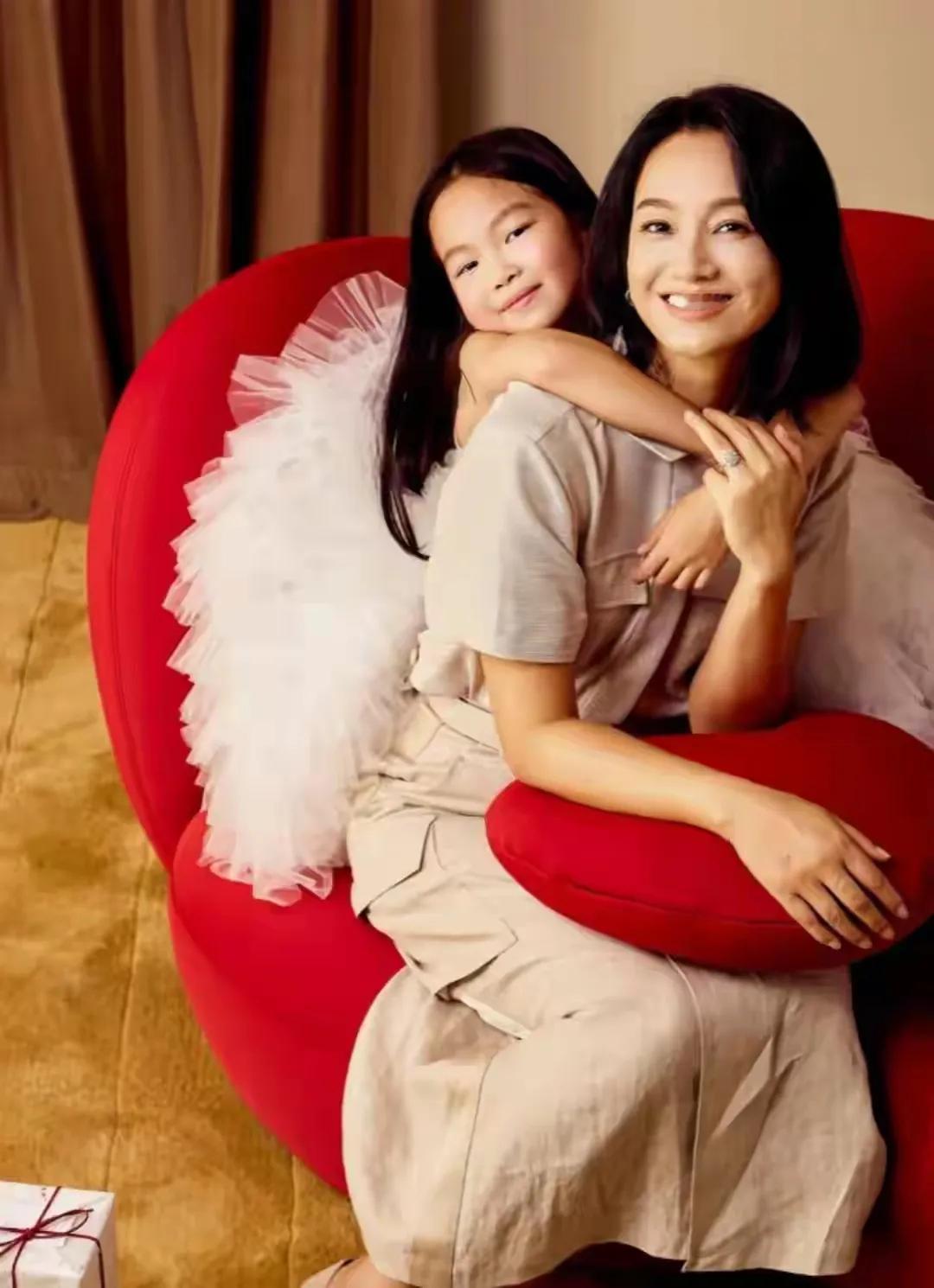 朱丹携8岁女儿首拍大片，母女温馨同框太有爱今天，朱丹与8岁女儿首次合拍的时