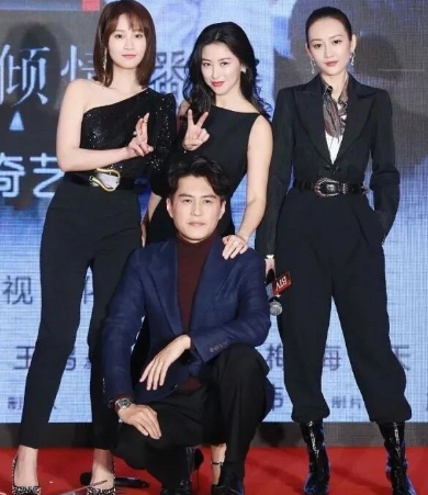 不得不羡慕靳东啊，他这人缘也太好了吧，这么多女明星跟他一起合影留念，肯定把他乐的