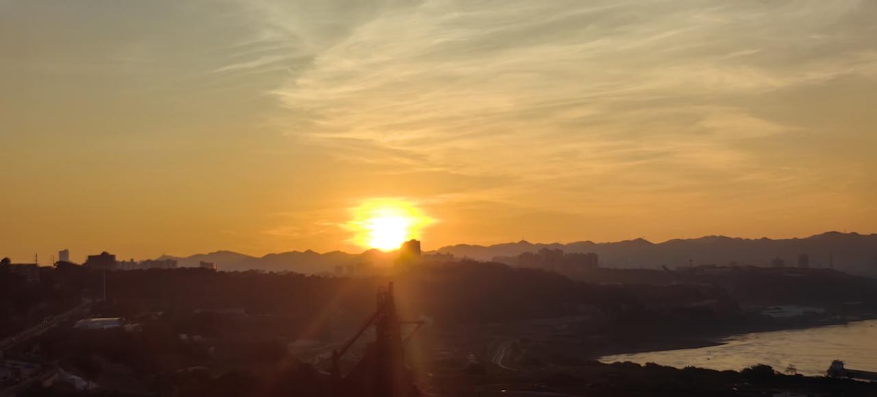 终于明白为何要看“海上日出”了[思考]因为，海上没有群山挡住地平线的角度…可以看