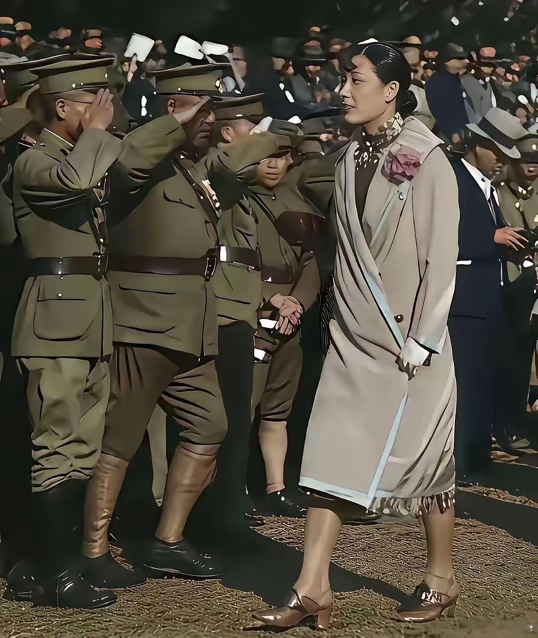 这才是1928年宋美龄的真实容貌，不是演员扮演的。彼时，军官们正在向她敬礼，请注意看，宋美龄一点也不