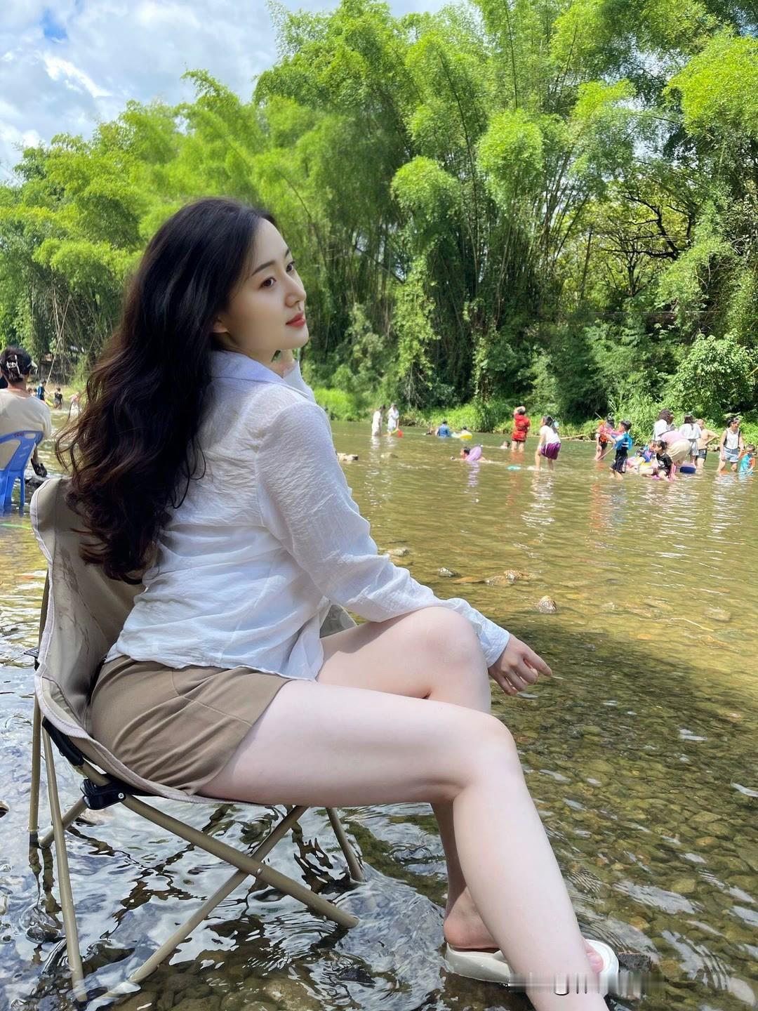 夏日清凉，河畔悠然，享受自然之美。漂亮小姐姐日常生活分享