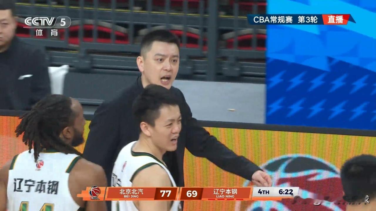 辽宁本钢主帅杨鸣终于忍无可忍了！在今天辽宁本钢客场挑战北京北汽的比赛中，当时比赛