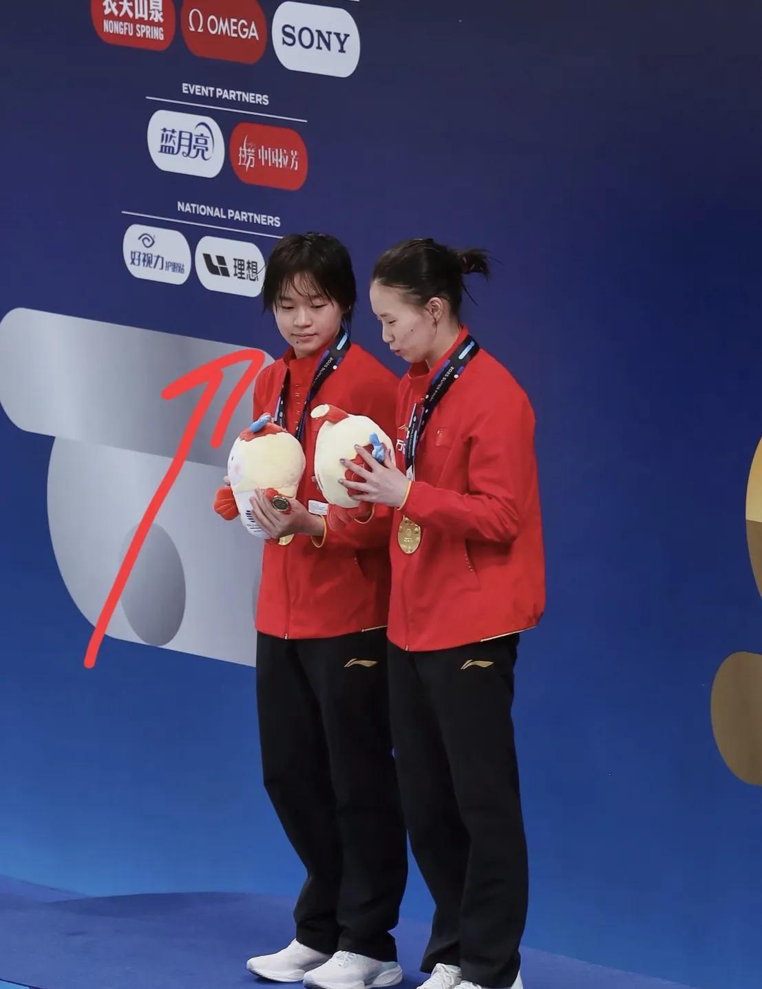 全红婵又上热搜了！不是因为她的朝天辫造型，也不是因为双人跳水的金牌，而是她在单