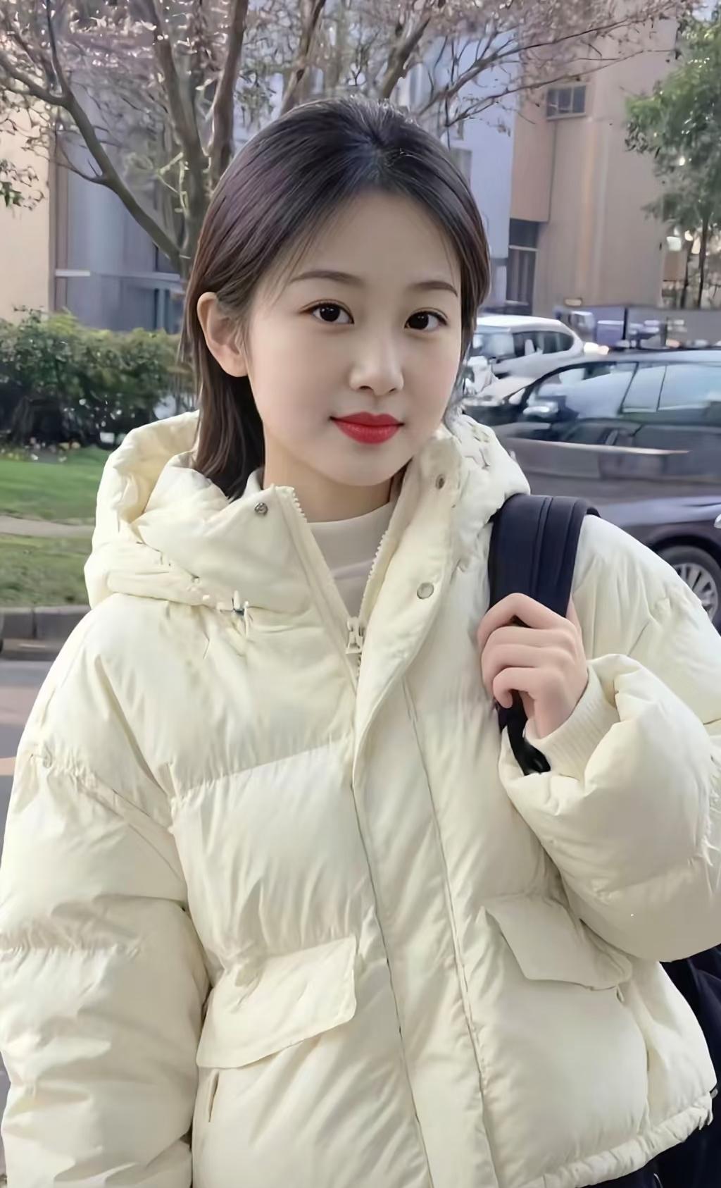 冬日暖阳下的少女，背着书包，微笑前行。