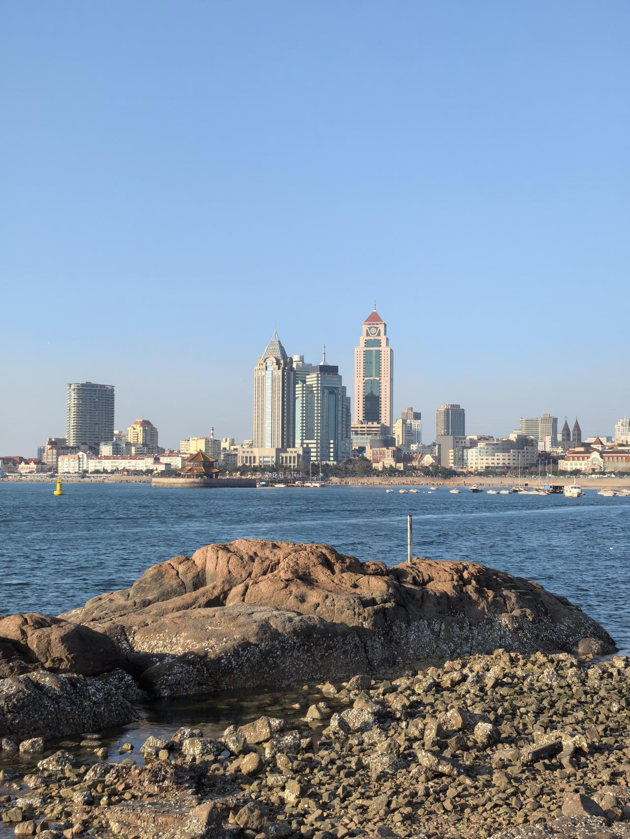 银行股近期为什么从曾经的“避风港”变成如今的“弃儿”？结合当下的市场环境（2