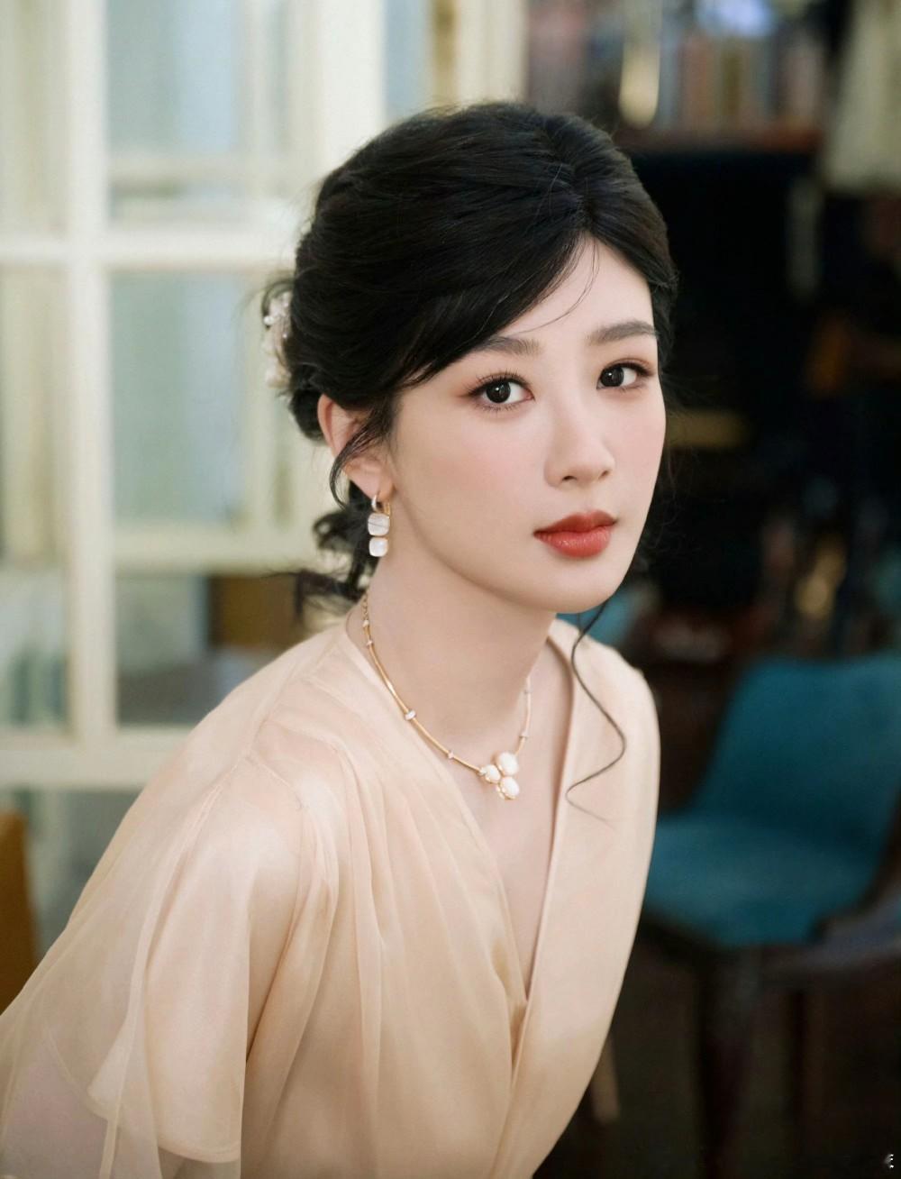 1.杨紫七月有宝曼兰朵全球代言人的商务官宣，坐等。2.《我们相爱吧》重启，拟邀五