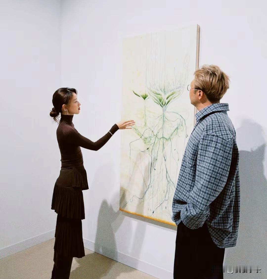 杜海涛与章泽天一起看展，奶茶妹妹发髻低挽，腰肢纤细，太美了！[灵光一