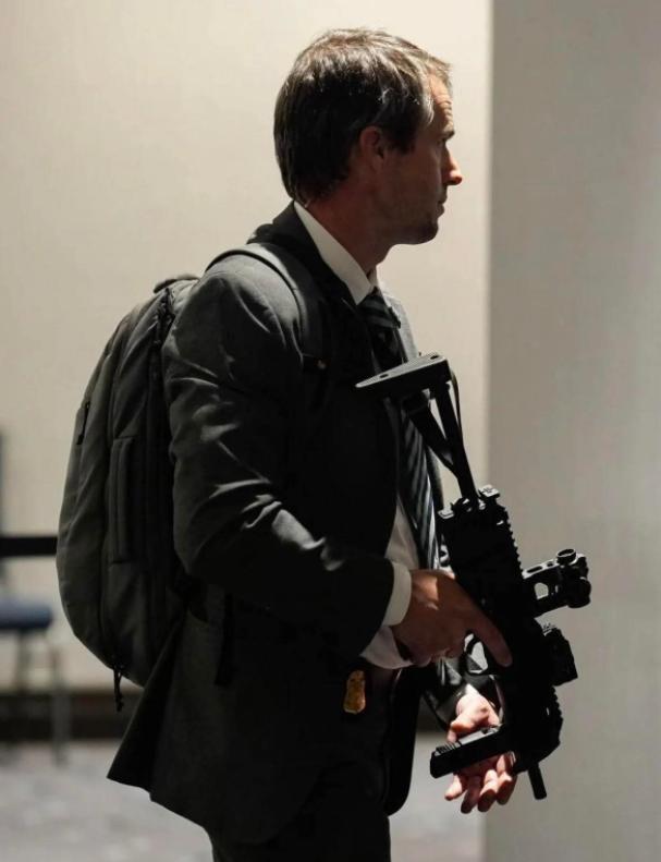 白宫记者协会晚宴，枪手冲卡最震撼的一幕，就是突破第一道防线后，本以为就要得手！