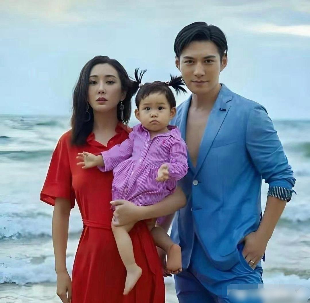 严屹宽跟杜若溪的女儿，这相貌感觉有点正正得负，不太像妈妈