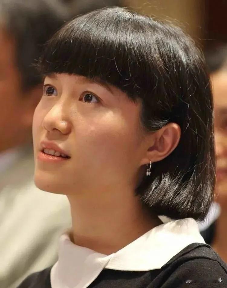 杨振宁走了，翁帆得到了什么？103岁的丈夫走了，49岁的翁帆孑然一身。她本是