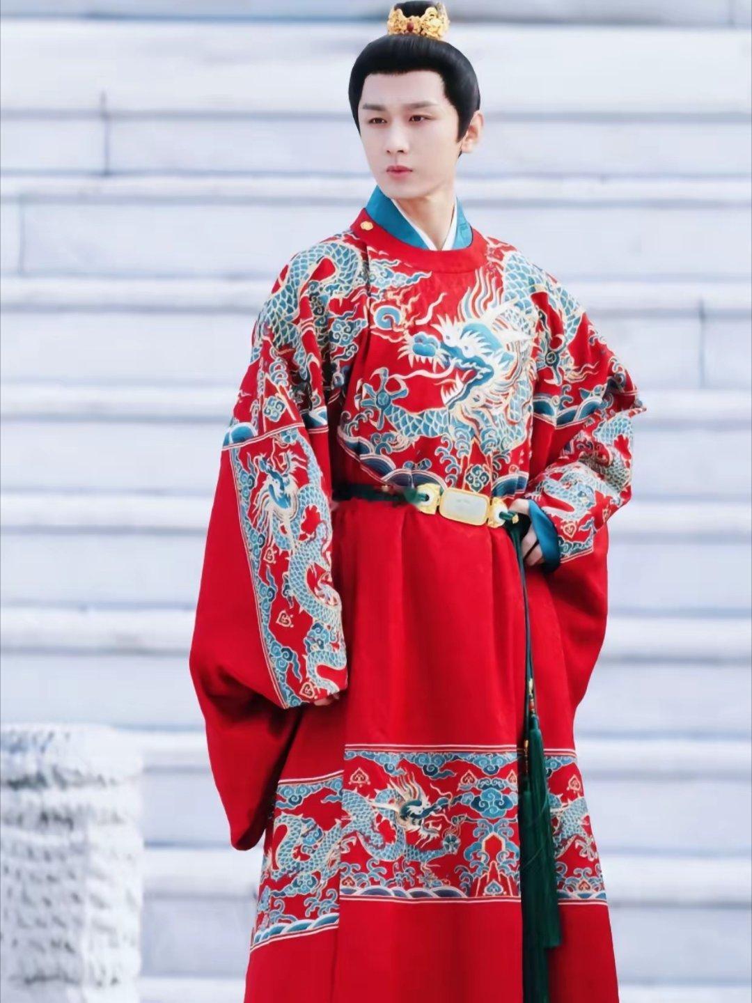 《两京十五日》和林更新合作，成毅这次不一样了！2025年成毅连着播完三部剧，有人