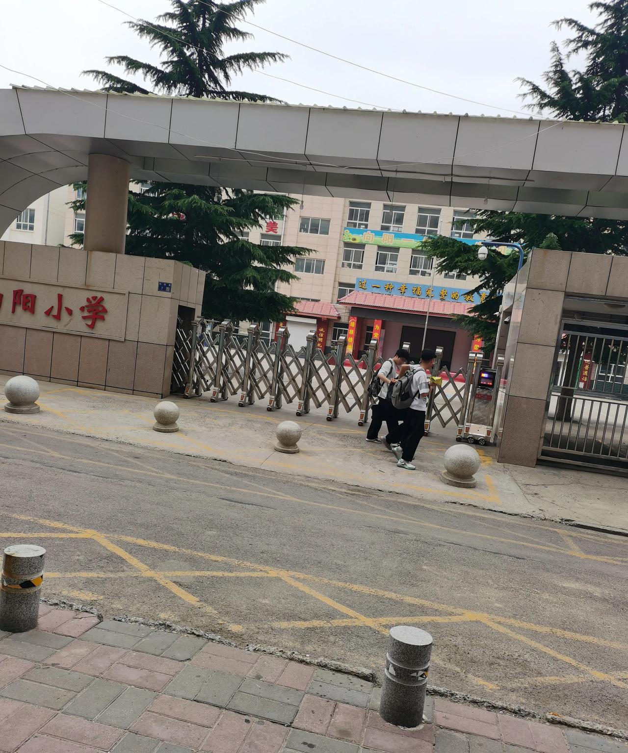 说到一些基层初中学校晚上开会的时候，有网友说，不要乱讲好不好，晚上老师们早已下班