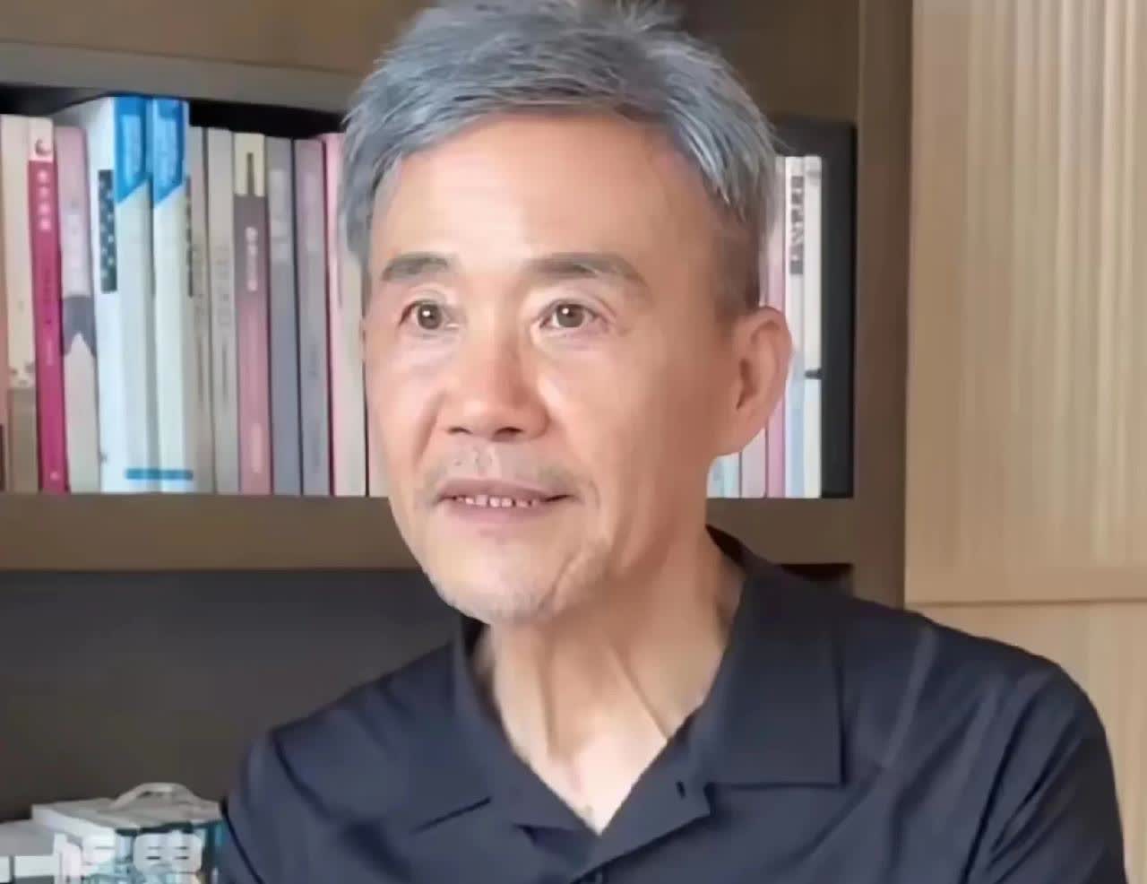 当年的地产大亨王石与小娇妻在一块时，老是缺乏自信。为了和小媳妇更般配些，死命