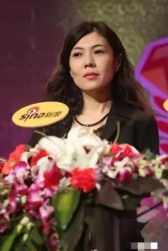 有个网友对苏芒质问道，你说你都已经嫁到法国去了，跟婆家的关系有那么好，为什么要选