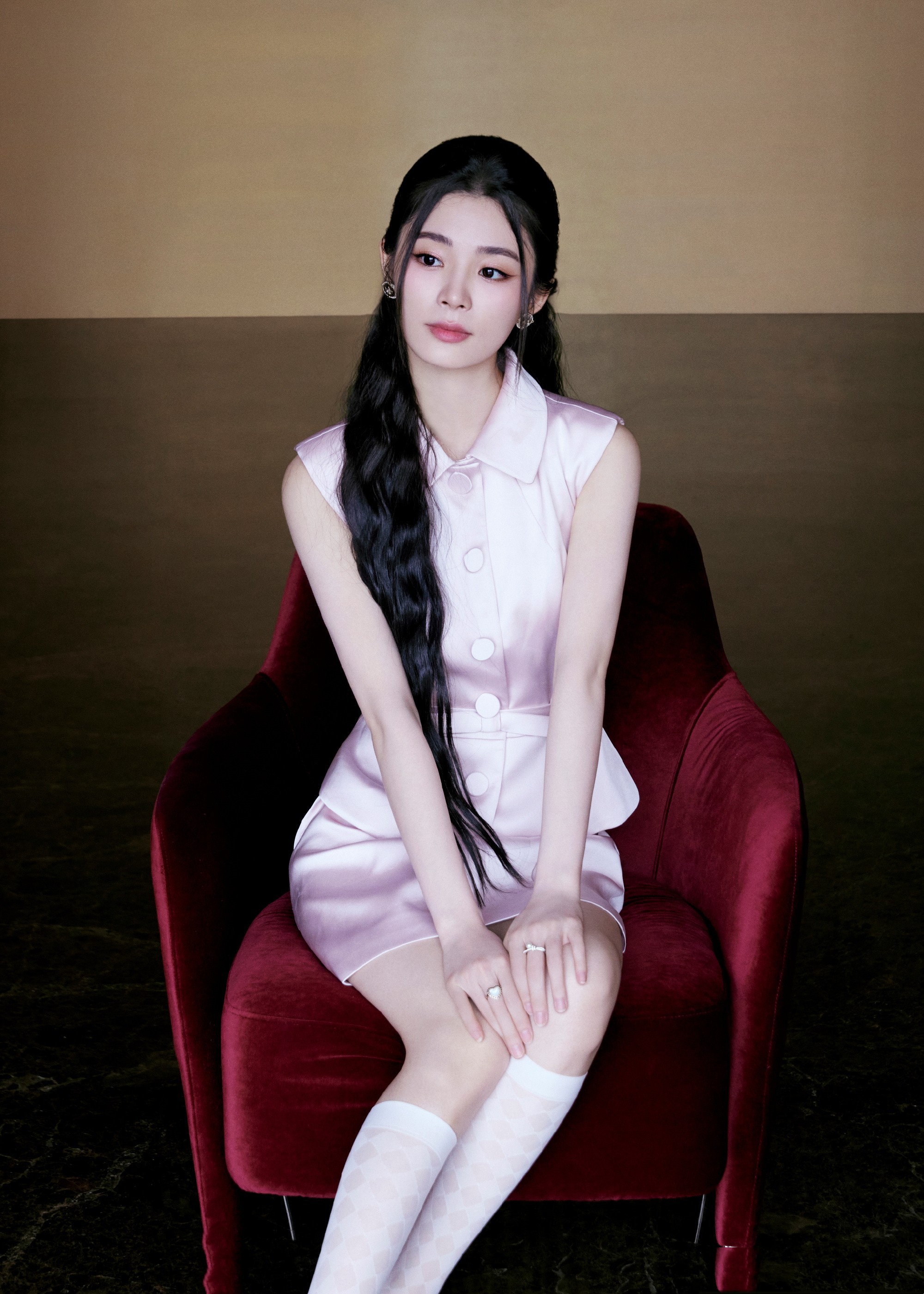 姚晓棠，淡粉穿搭，美腿吸睛​​​