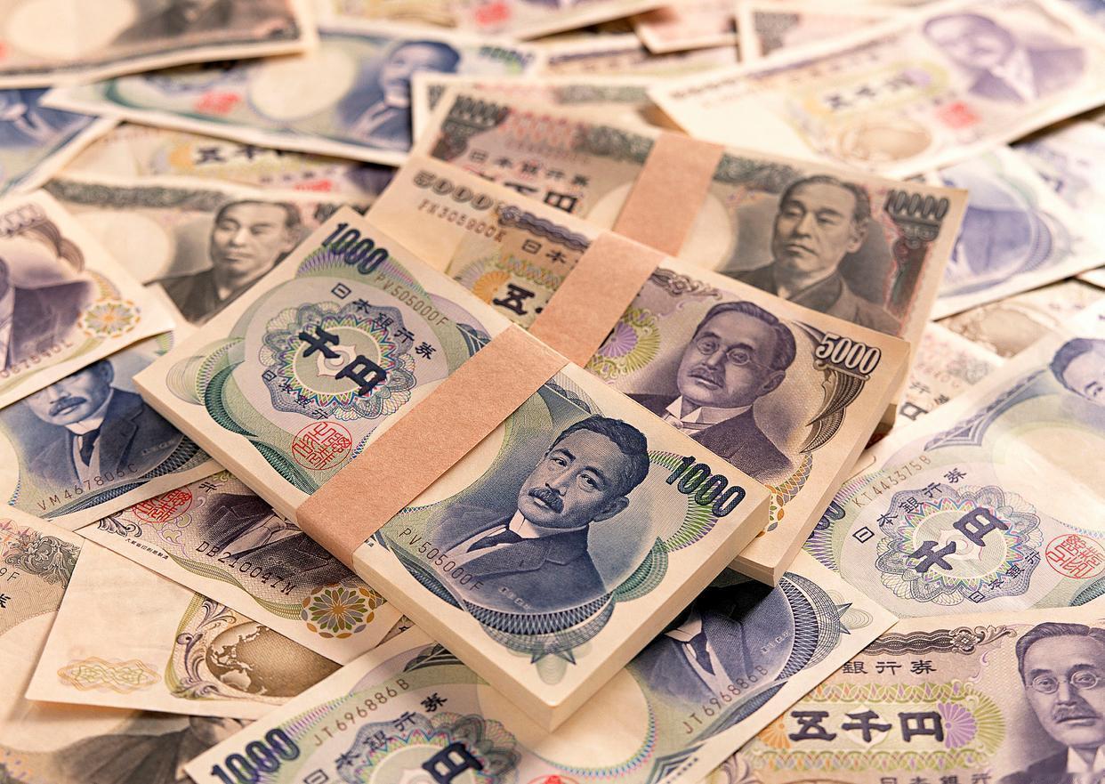 双重打击压垮日本！日元跌破162创40年新低，抛售美元救市无效，日方全球