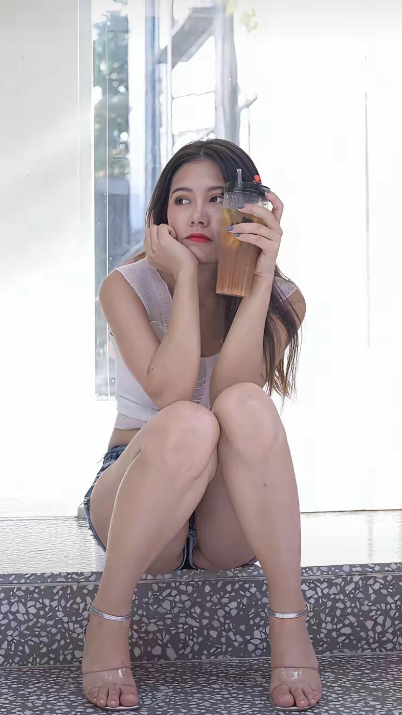 轻纱遮面坐，茶香入梦来。