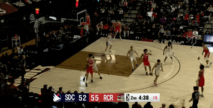 纵享丝滑！杨瀚森低位转身假动作晃开防守挑篮打进！杨瀚森首节5中4