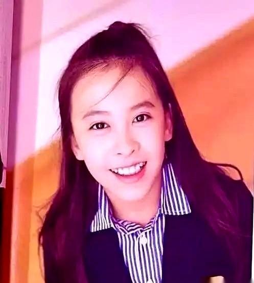 她爸是王珂，她妈是刘涛，但她没演戏，没直播，没上综艺。她弹钢琴，跳芭蕾，啃IB