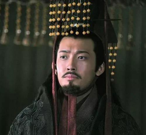 215年合肥一战，张辽只带800人冲进孙权十万大军营中，眼看陷入包围准备撤退，士