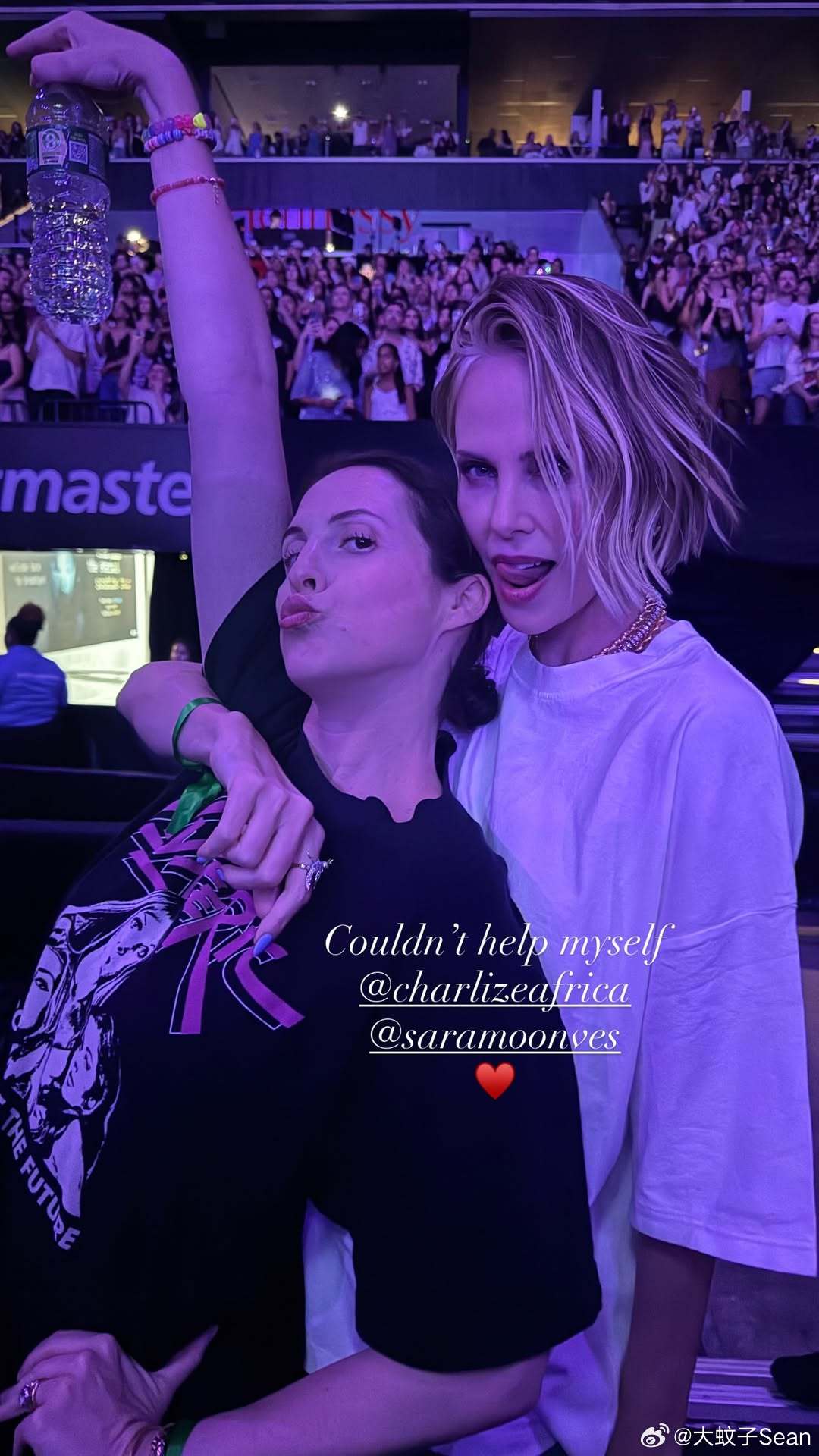 CharlizeTheron查理兹塞隆还忙里偷闲和团队一起去看了A妹在纽约的演