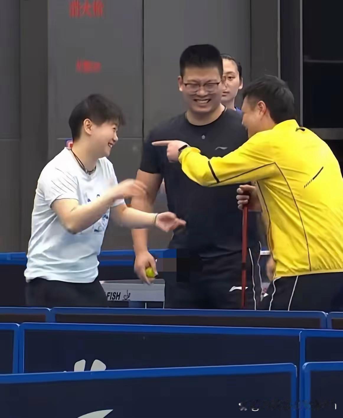 孙颖莎对着镜头，慢悠悠地学起了教练邱贻可的语气。“这个球啊……你得这么打……”