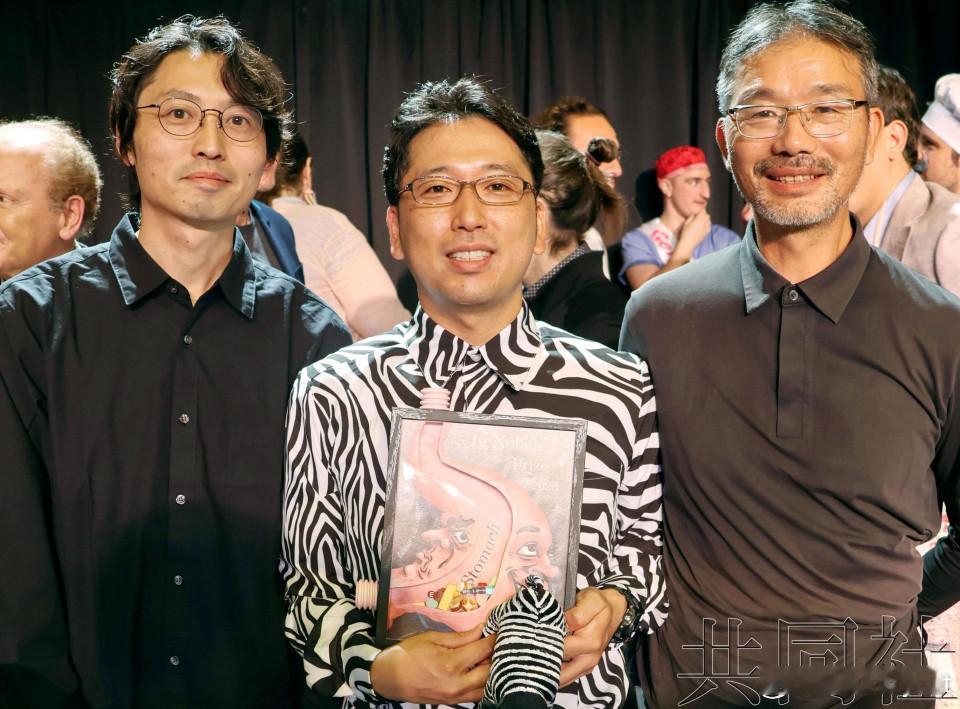 【日本团队发现给牛涂条纹能驱虫获搞笑诺贝尔奖】海外新鲜事日本共同社消息，9月