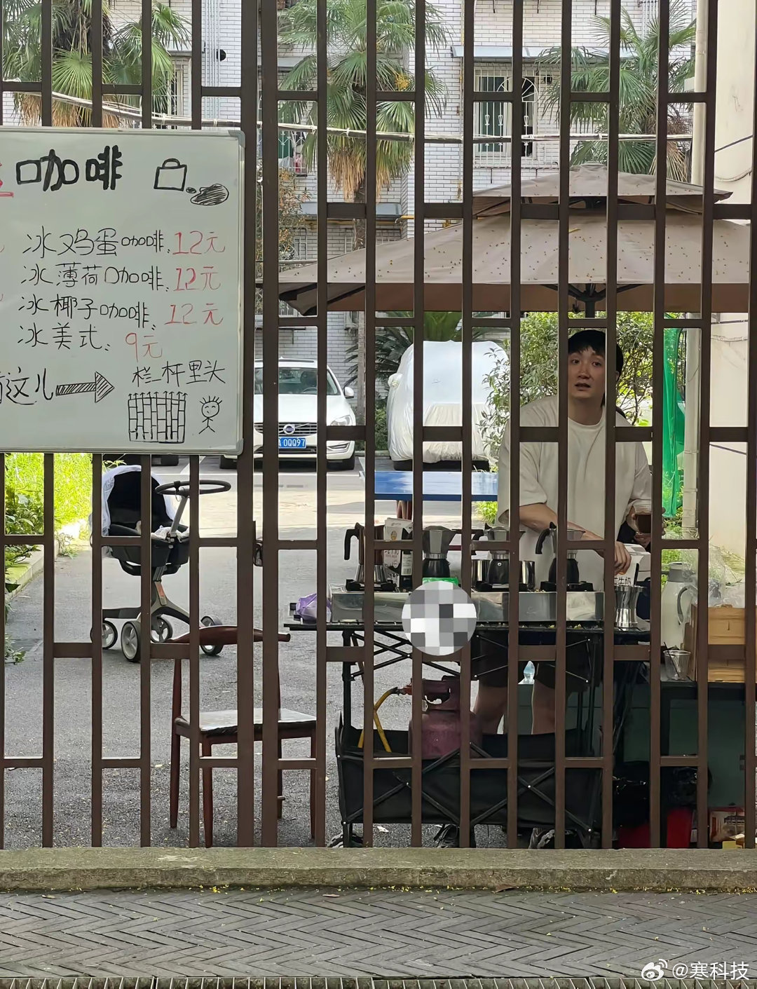 我一直搞不懂，一个这种支个摊，还有那种开车停车就卖咖啡的，他们价格都不便宜，咋想