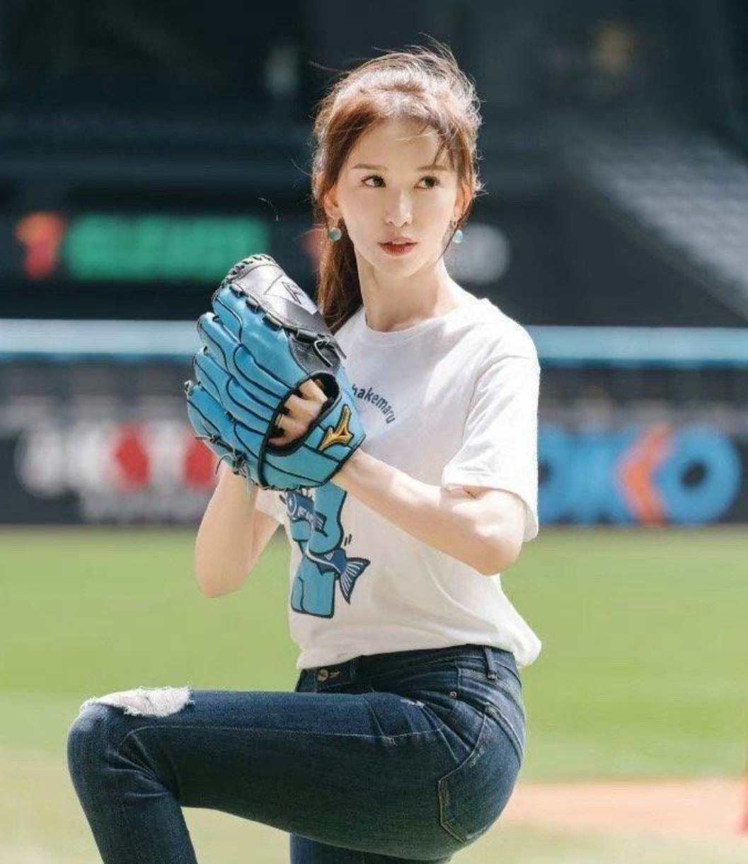 林志玲50岁状态惊艳全网张元英25岁活力四射两位女神同框比美一个温柔优雅