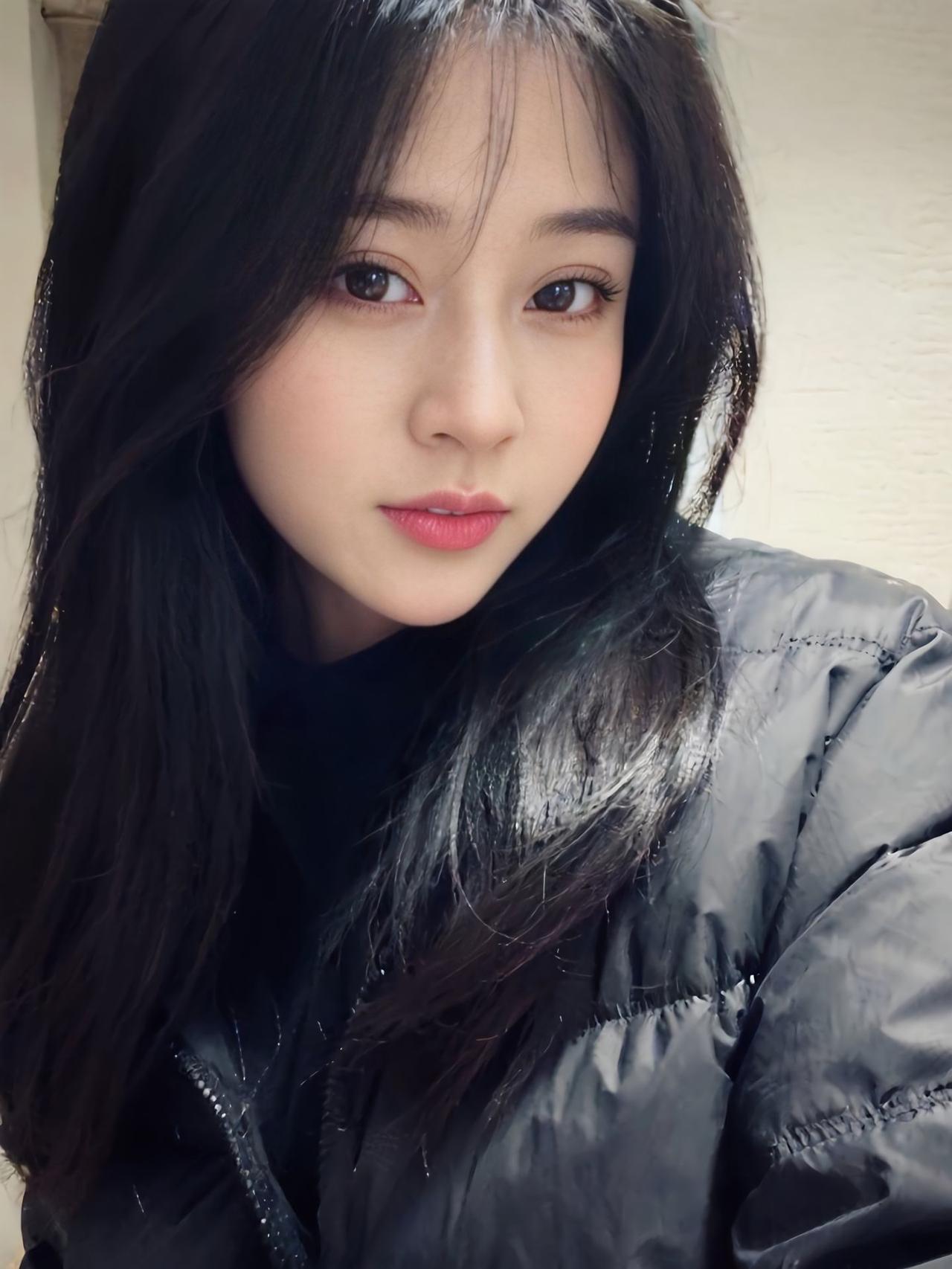 冬日暖阳下的甜美少女，黑发飘飘，红唇微启，温暖如春。