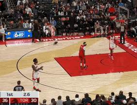 火箭新星2.6秒轰进首节超远压哨三分北京时间10月30日，火箭与猛龙的首节比赛