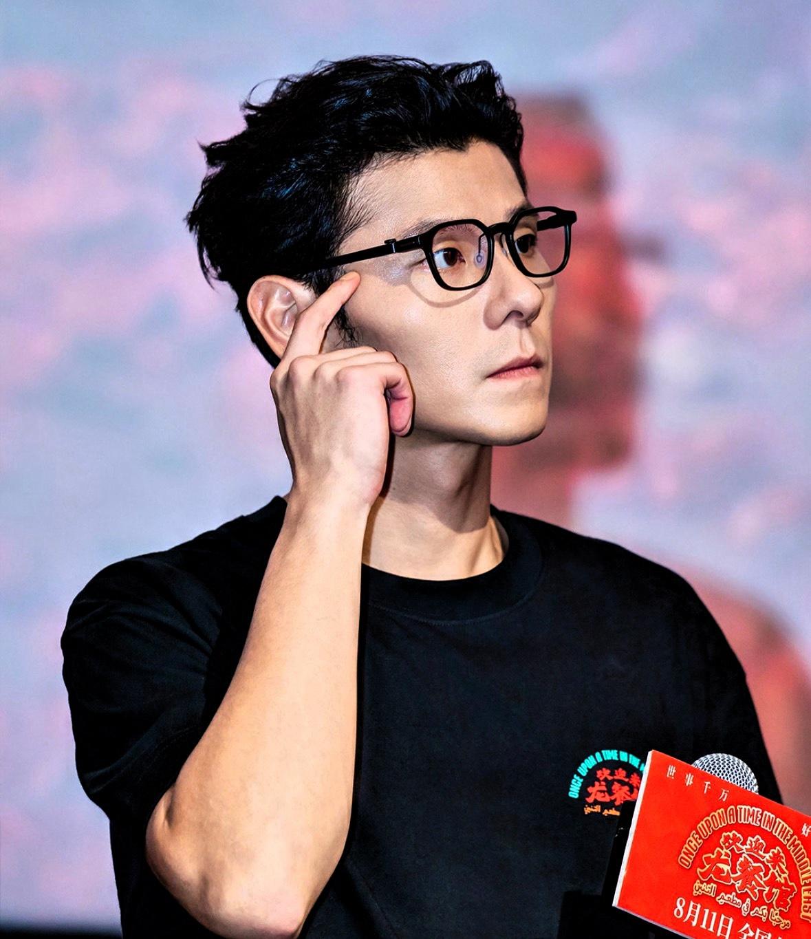 我有预感，蒋奇明这股风，不可能刮一阵就完了。 因为他除了演技，还有一张很大的
