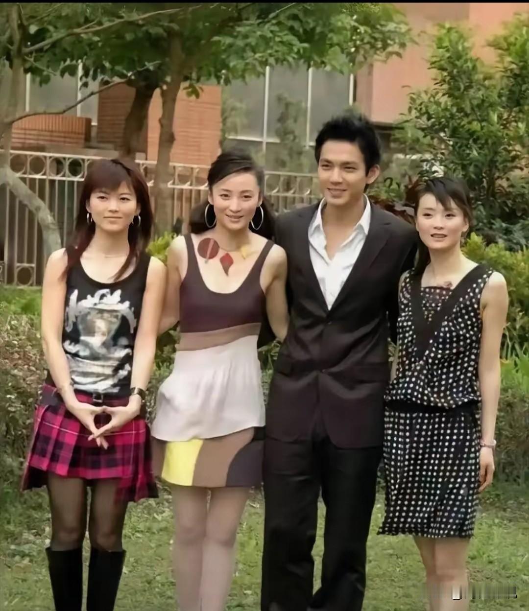 你发现没？这4人合影中，发现那时的李‌湘即使个子小巧玲珑，反倒气质是最抢眼的。左