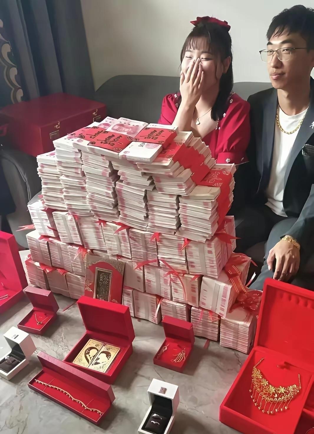 这么贵重的彩礼，直接把新娘笑得合不拢嘴了。[捂脸哭][捂脸哭]