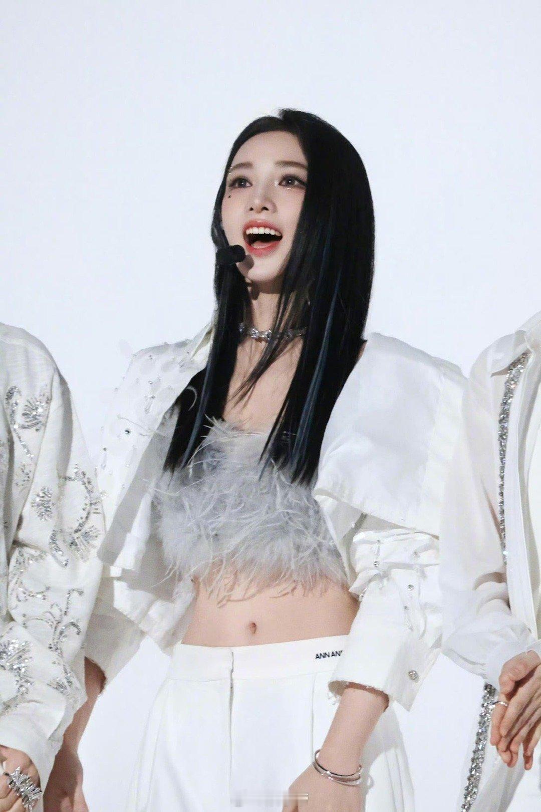 彭小苒腰围只有62cm62cm是什么概念？是红毯上行走的几何美学，更是自律与专