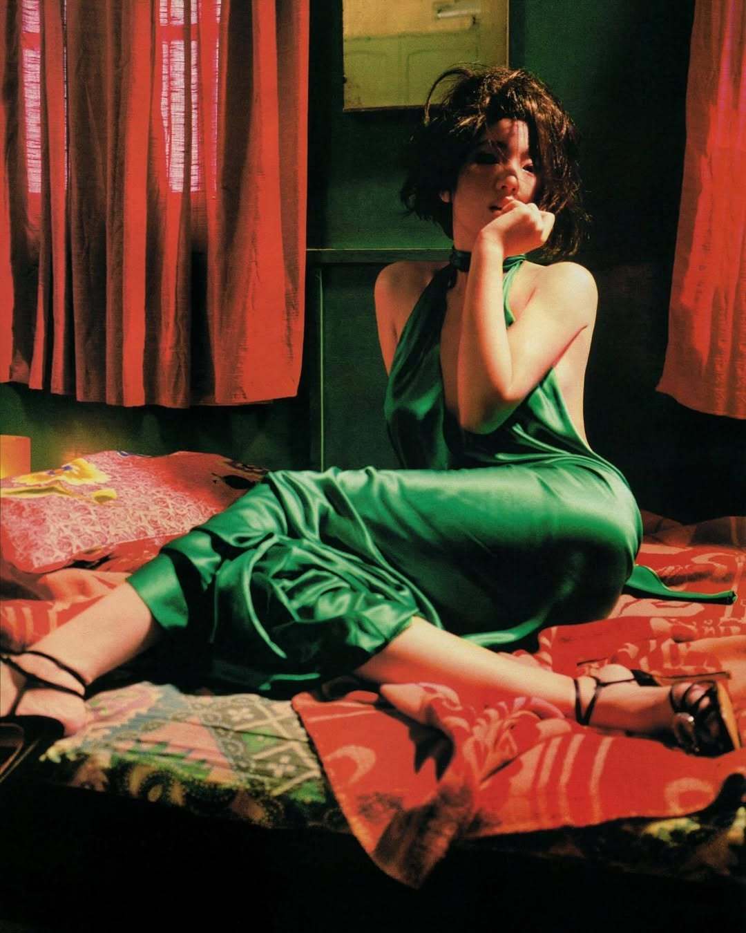 法版《VOGUE》2001年9月刊时装大片：慾望號街車出镜：巩俐/摄影：夏永康/