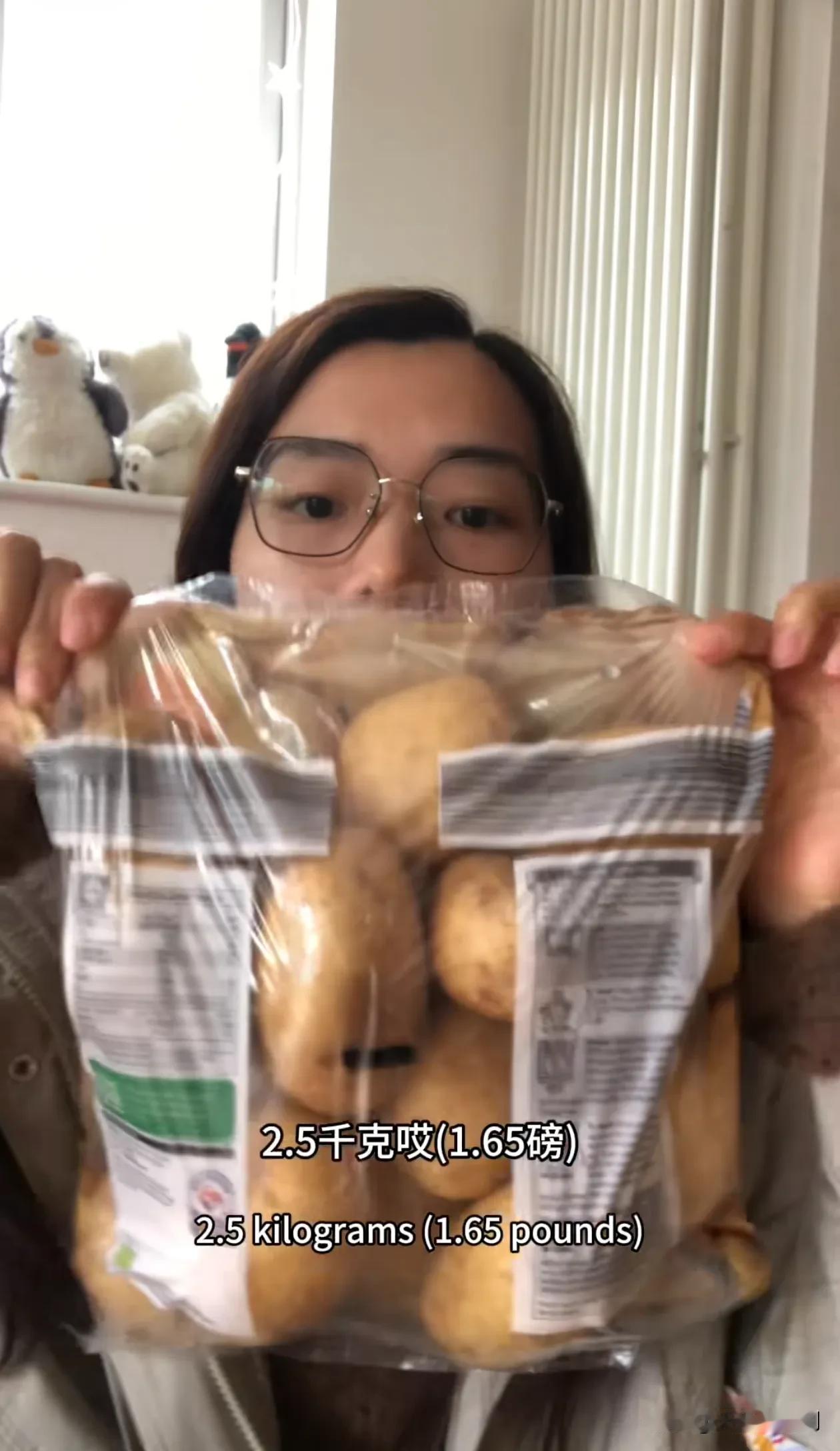 真是让人哭笑不得。博主在英国晒物价，拿着土豆和鸡蛋的价格跟国内一比，这位博主自信