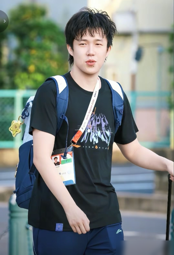 王楚钦背着双肩包出征名古屋，包上挂了个一马当先的熊猫，机场人挤人，包都被代拍扯掉了。网友翻出他这几年
