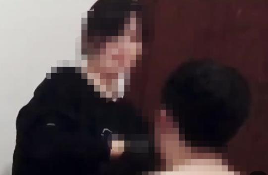 太冲动！黑龙江女子打卡时嫌男同事声音大，当场吵架吐口水。男子回休息室后，女子追过