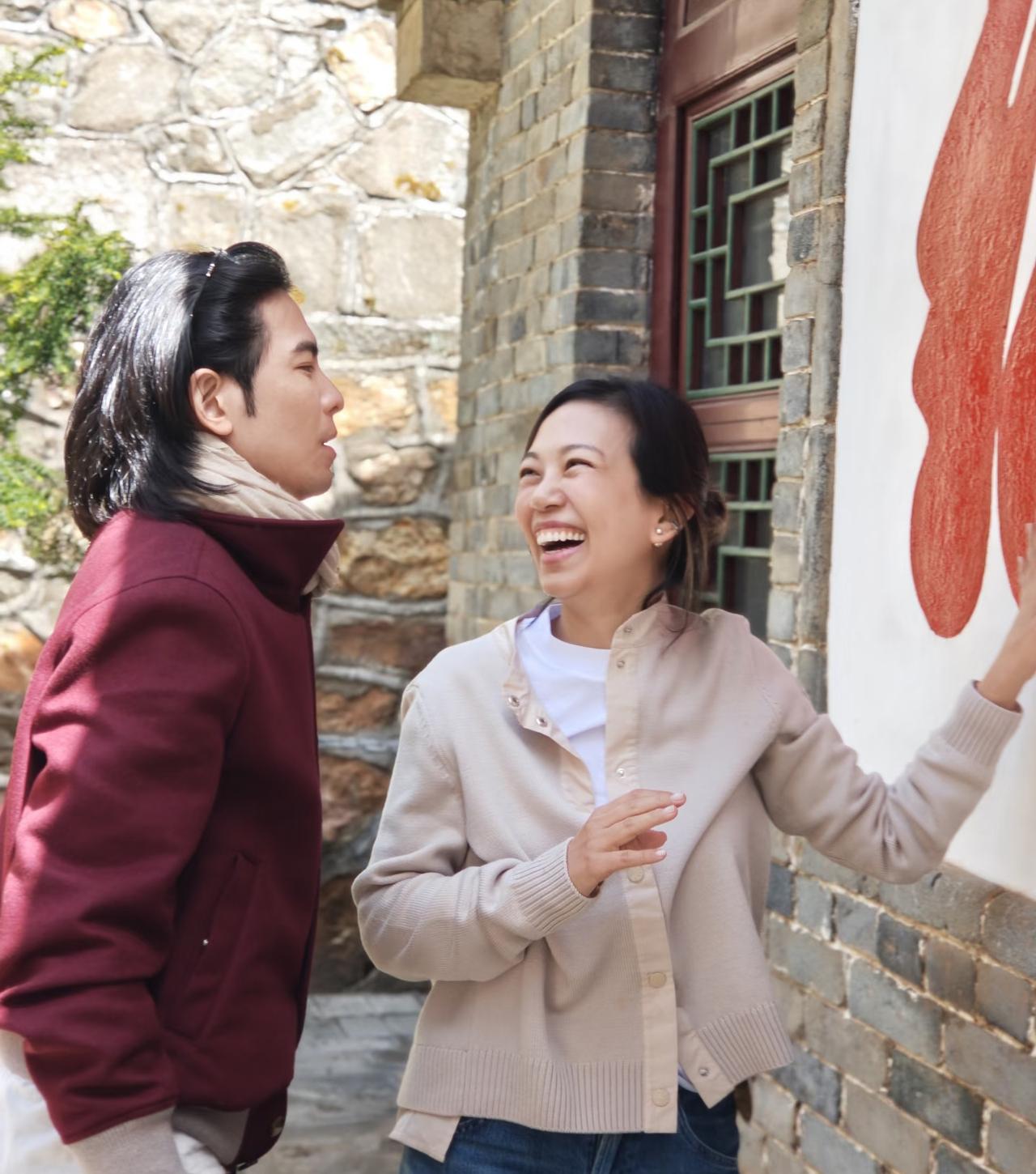 39岁萧敬腾和老婆林有慧现身辽宁大孤山祈福，夫妻俩全程都好甜蜜，牵着手走路，互相