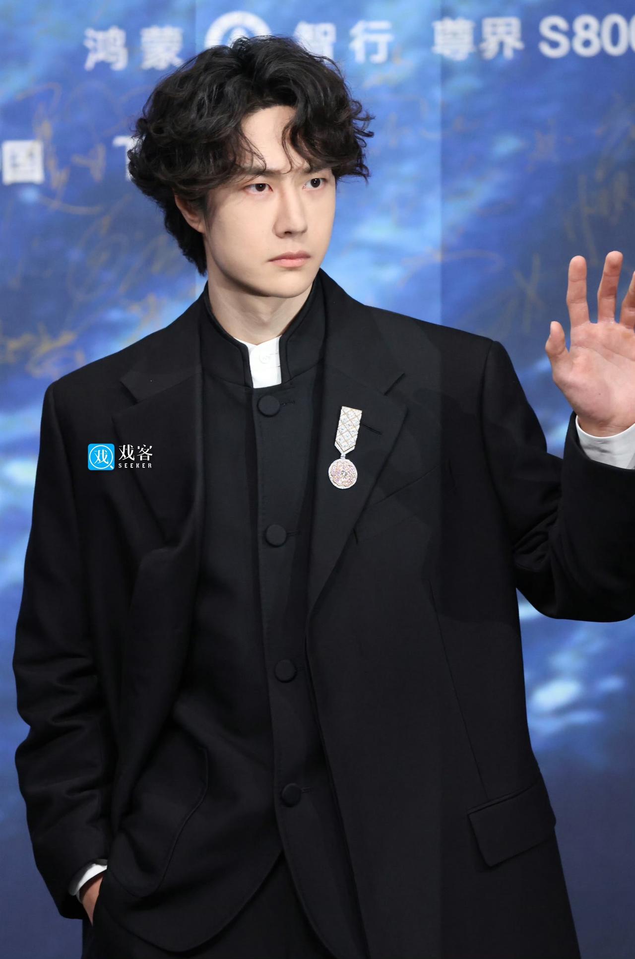 时尚的王者，红毯的“神”，真巨星——王一博。王一博中山装踏上红毯，瞬间引爆热搜