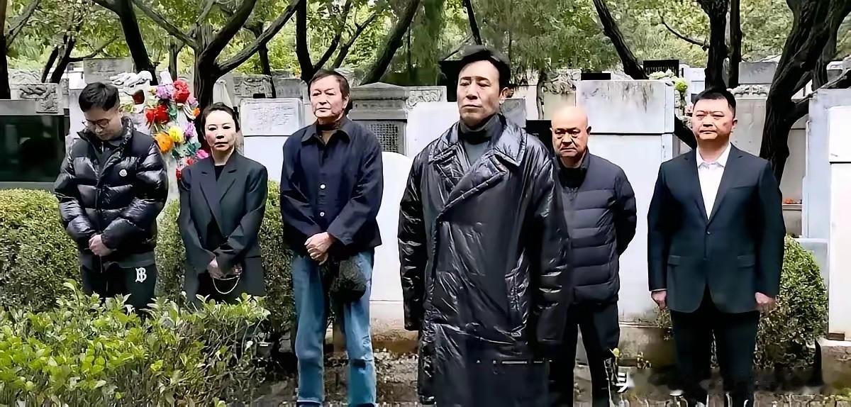 这波操作太惊人了。《大结局》那天，于和伟专程来到福州文林山扫墓，他向吴石将军的