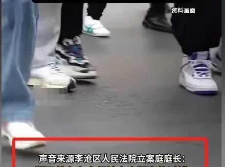 一觉醒来，路都不会走了，又学了个新词：走路要保持安全距离！话说一青岛大妈人行道